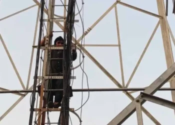 ప్రియుడే కావాలని సెల్ టవర్ ఎక్కిన వివాహిత ఘటన కలకలం