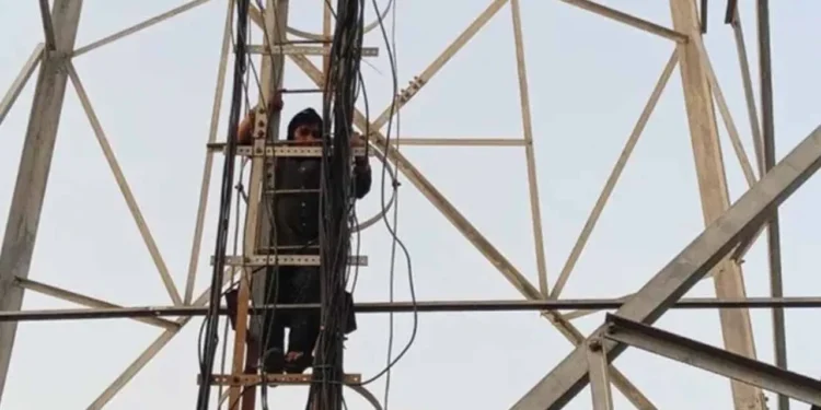 ప్రియుడే కావాలని సెల్ టవర్ ఎక్కిన వివాహిత ఘటన కలకలం