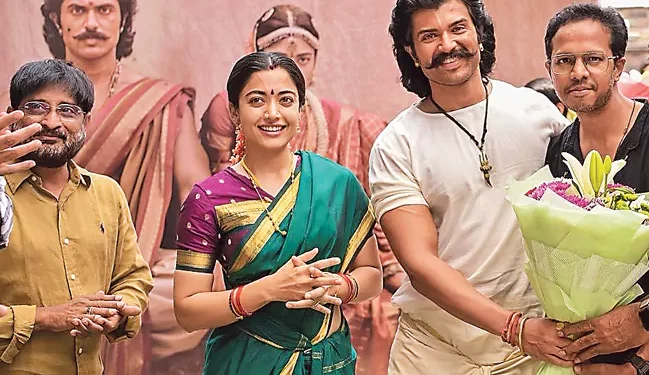 'రణబాలి' సెట్లో నూతన దంపతులకు ఘనస్వాగతం.. కేక్ కట్ చేసిన విజయ్-రష్మిక!