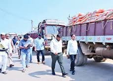 కాకినాడ పోర్టులో రేషన్ షాక్: రూ. 2.54 కోట్ల పేదల బియ్యం సీజ్!