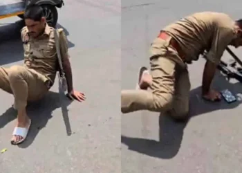 డ్యూటీలోనే మందు మత్తు.. రోడ్డుపై పడిపోయిన కానిస్టేబుల్