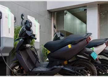 గంటల తరబడి వెయిటింగ్ వద్దు.. నిమిషాల్లో ఛార్జింగ్ అయ్యే స్మార్ట్ ఎలక్ట్రిక్ స్కూటర్లు ఇవే!