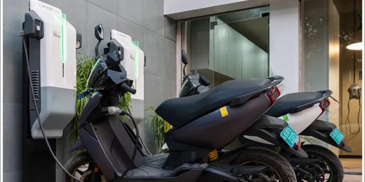 గంటల తరబడి వెయిటింగ్ వద్దు.. నిమిషాల్లో ఛార్జింగ్ అయ్యే స్మార్ట్ ఎలక్ట్రిక్ స్కూటర్లు ఇవే!