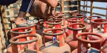 బ్రేకింగ్: గ్యాస్ ఏజెన్సీల వద్ద పోలీస్ బందోబస్తు.. సిలిండర్ల కోసం యుద్ధం!