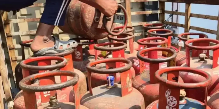 బ్రేకింగ్: గ్యాస్ ఏజెన్సీల వద్ద పోలీస్ బందోబస్తు.. సిలిండర్ల కోసం యుద్ధం!