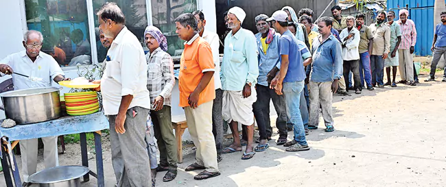 పెన్షన్ డబ్బుతో పేదల కడుపు నింపడం: నిజామాబాద్ 'అన్నదాత' శ్రీరాములు ఉదారత!