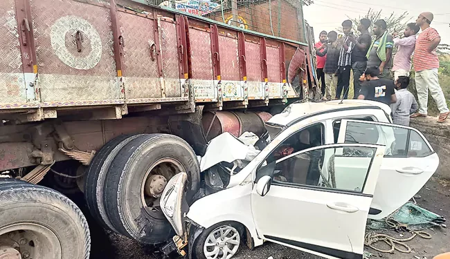 కొణిజర్ల సమీపంలో ఘోర రోడ్డు ప్రమాదం: తల్లిదండ్రులు మృతి, కుమారుడు తీవ్ర గాయాలతో ఆసుపత్రిలో