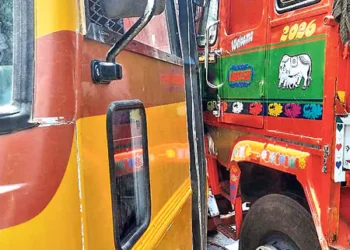 జాగ్రత్తగా వెళ్లండి డ్రైవర్ గారూ! అతివేగంతో విద్యార్థుల ప్రాణాలతో చెలగాటమా?