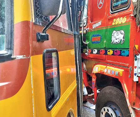 జాగ్రత్తగా వెళ్లండి డ్రైవర్ గారూ! అతివేగంతో విద్యార్థుల ప్రాణాలతో చెలగాటమా?