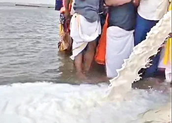 భక్తా? కాలుష్యమా? నర్మదలో 11,000 లీటర్ల పాలు.. పర్యావరణవేత్తల తీవ్ర ఆగ్రహం!