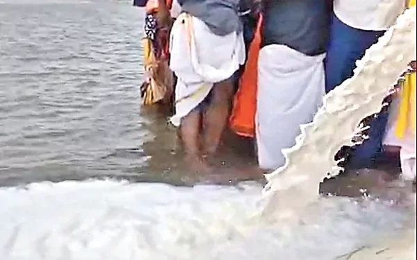 భక్తా? కాలుష్యమా? నర్మదలో 11,000 లీటర్ల పాలు.. పర్యావరణవేత్తల తీవ్ర ఆగ్రహం!