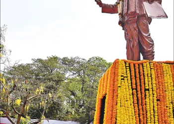 నాడు ఆయన వేసిన అడుగు..నేడు మన సామాజిక పురోగతి! సంస్కరణల సూర్యుడు మహాత్మా ఫులే !