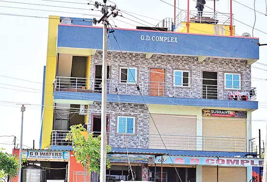 బీదర్లో ప్రత్యేక ఘటన.. ఇంటి పైకప్పుపై అంబేడ్కర్ భారీ విగ్రహం