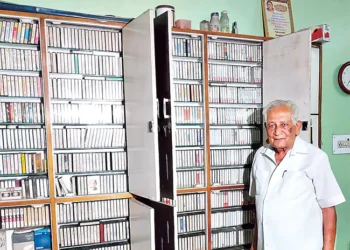 పాటల పుస్తకశాల: వేల పాటలతో సంగీత ప్రపంచాన్ని కాపాడుతున్న వృద్ధుడు