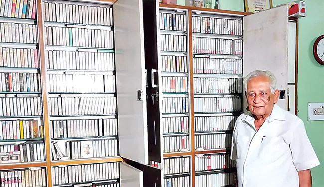 పాటల పుస్తకశాల: వేల పాటలతో సంగీత ప్రపంచాన్ని కాపాడుతున్న వృద్ధుడు