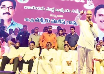 "గోదావరి నీళ్లు ఏపీకి మళ్లించేందుకే కేంద్రమంత్రితో అల్పాహార విందు: హరీశ్‌రావు"