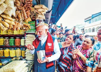 చిరు వ్యాపారి దగ్గర ఆగిన మోదీ: ఝాల్‌మురీతో సందడి