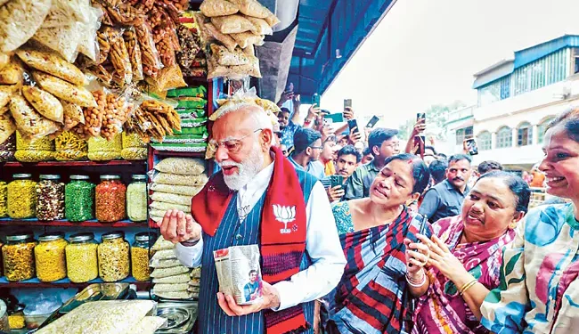 చిరు వ్యాపారి దగ్గర ఆగిన మోదీ: ఝాల్‌మురీతో సందడి