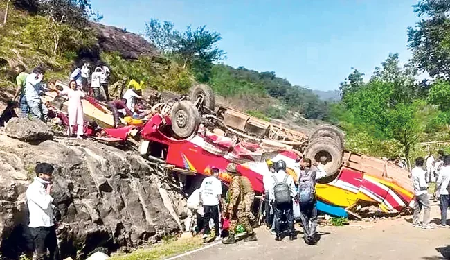 జమ్మూకశ్మీర్‌లో లోయలో పడిన బస్సు – భారీ ప్రాణనష్టం