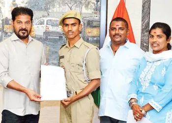 మానవత్వానికి పట్టాభిషేకం: ట్యాంక్‌బండ్ శివ కుటుంబానికి సీఎం రేవంత్ భారీ సాయం!