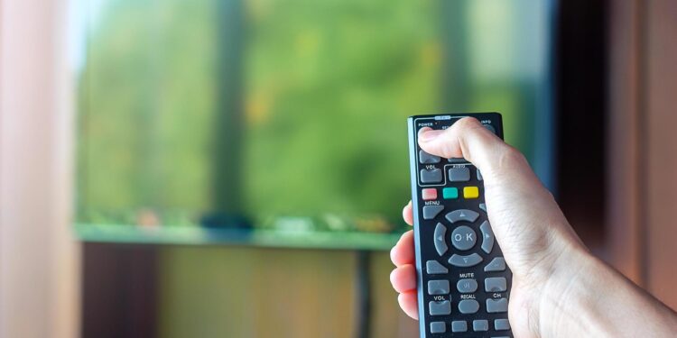 టీవీ రిమోట్ సరిగ్గా పనిచేయట్లేదా? కొట్టే బదులు ఈ చిన్న ట్రిక్ ఫాలో అవ్వండి!