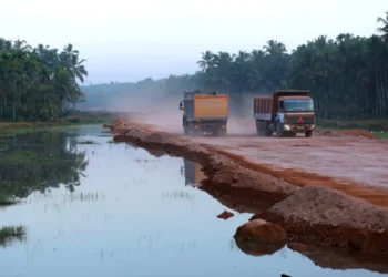 జాతీయ రహదారిపై కాలువ… కేరళలో అరుదైన దృశ్యం