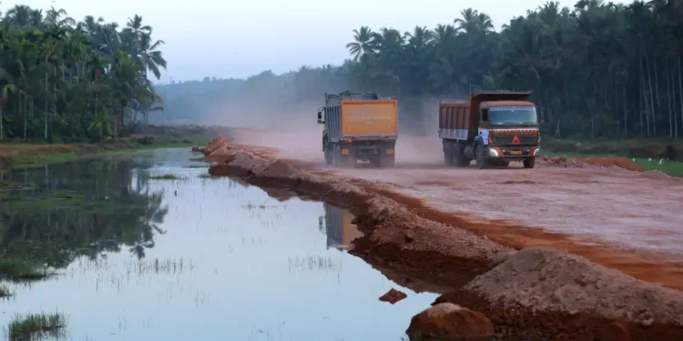 జాతీయ రహదారిపై కాలువ… కేరళలో అరుదైన దృశ్యం