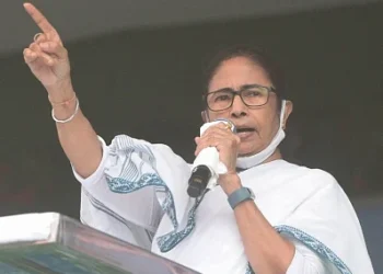 నామినేషన్లపై కొత్త అధికారులు ‘కఠిన వ్యవహారం’ చూపొచ్చని మమతా హెచ్చరింపు