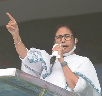 నామినేషన్లపై కొత్త అధికారులు ‘కఠిన వ్యవహారం’ చూపొచ్చని మమతా హెచ్చరింపు