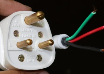 ప్లగ్ పిన్లలో ఒకటి పెద్దగా ఎందుకుంటుందో తెలుసా? ఆ చిన్న తేడానే మీ ప్రాణాలను కాపాడుతుంది!