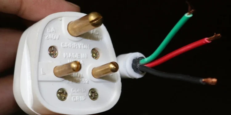 ప్లగ్ పిన్‌లలో ఒకటి పెద్దగా ఎందుకుంటుందో తెలుసా? ఆ చిన్న తేడానే మీ ప్రాణాలను కాపాడుతుంది!