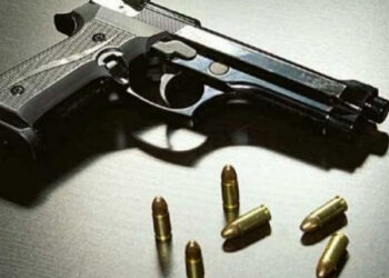 తుపాకీ మిస్‌ఫైర్‌తోపోలీసు అధికారి ఛాతీలోకి దూసుకెళ్లిన బుల్లెట్