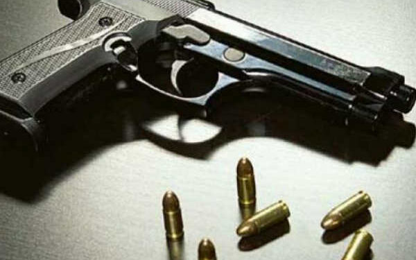 తుపాకీ మిస్‌ఫైర్‌తోపోలీసు అధికారి ఛాతీలోకి దూసుకెళ్లిన బుల్లెట్