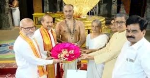తిరుమలలో స్వామివారికి కిలో బంగారం సమర్పించిన శశిధర్ దంపతులు