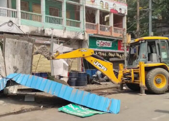 ఫుట్‌పాత్‌లపై ఆక్రమణలు తొలగించండి: హైకోర్టు ఆదేశాలు