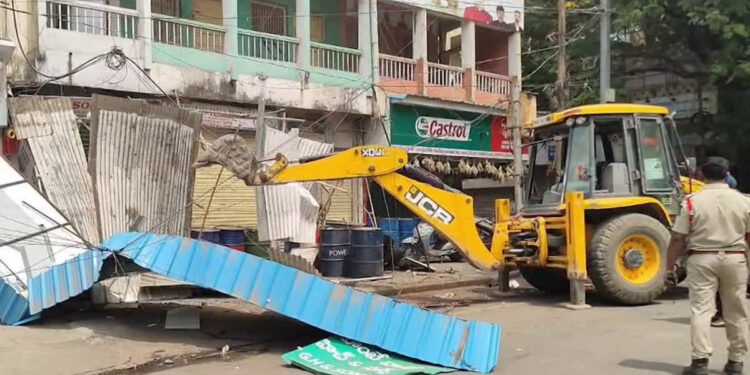 ఫుట్‌పాత్‌లపై ఆక్రమణలు తొలగించండి: హైకోర్టు ఆదేశాలు