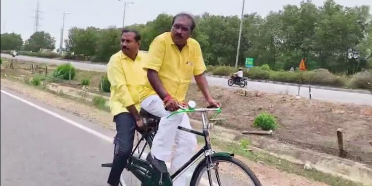 ‘నో వెహికల్ డే’లో భాగంగా సైకిల్‌పై పార్టీ కార్యాలయానికి చేరుకున్న నిమ్మల