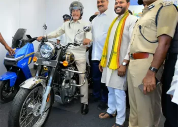 హెల్మెట్‌ ధరించి బుల్లెట్‌పై సందడి చేసిన సీఎం. చంద్రబాబు