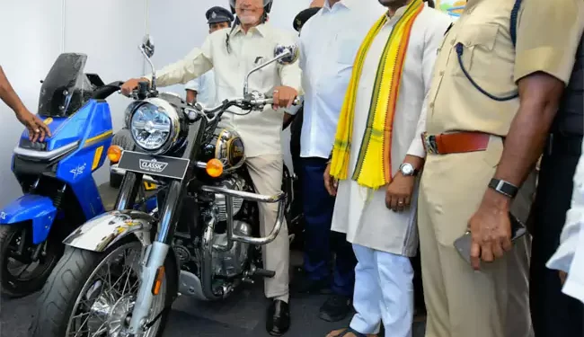 హెల్మెట్‌ ధరించి బుల్లెట్‌పై సందడి చేసిన సీఎం. చంద్రబాబు