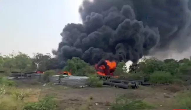 గుంటూరులో ఇన్నర్ రింగ్ రోడ్ వద్ద మంటలు