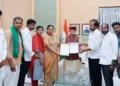 భూ బాధితుల సమస్యలపై గవర్నర్‌కు వినతిపత్రం సమర్పించిన కవిత