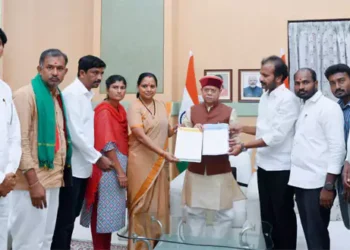 భూ బాధితుల సమస్యలపై గవర్నర్‌కు వినతిపత్రం సమర్పించిన కవిత