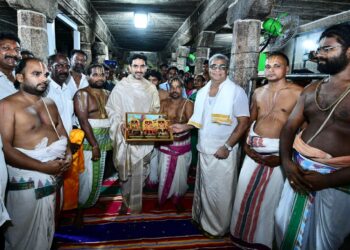 తమిళనాడులోని షోలింగర్‌ యోగ లక్ష్మీనరసింహస్వామిని దర్శించుకున్న నారా లోకేశ్