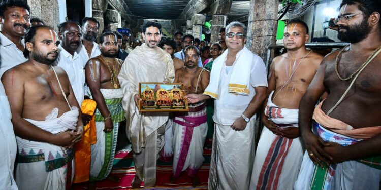 తమిళనాడులోని షోలింగర్‌ యోగ లక్ష్మీనరసింహస్వామిని దర్శించుకున్న నారా లోకేశ్