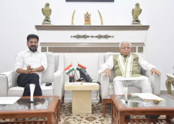 కేంద్ర మంత్రి ఖట్టర్‌ను కలిసిన రేవంత్ రెడ్డి.. మెట్రో విస్తరణపై వినతి