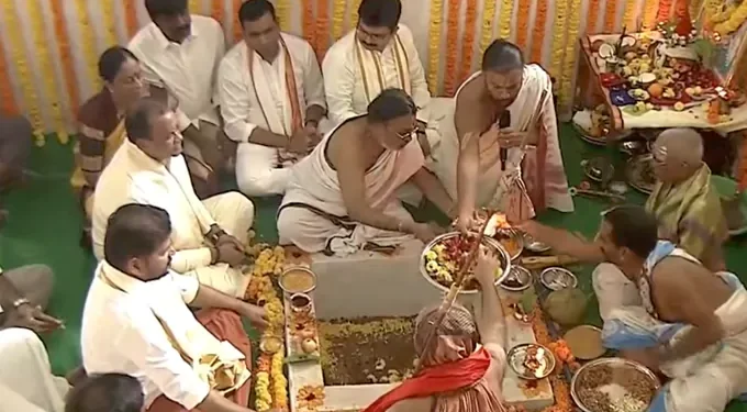 రూ.43 కోట్లతో వేదపాఠశాల.. యాదగిరిగుట్ట అభివృద్ధికి సీఎం శంకుస్థాపనలు