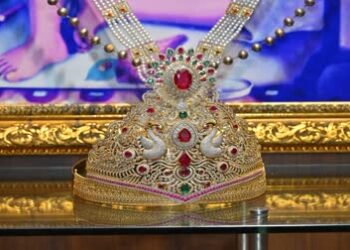 శిర్డీ సాయిబాబాకు రూ.92 లక్షల విలువైన స్వర్ణ కిరీటం విరాళం