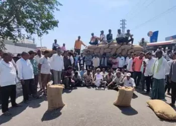 ధాన్యం కొనుగోలు ఆలస్యం.. పోతరంలో రైతుల ధర్నా
