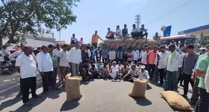 ధాన్యం కొనుగోలు ఆలస్యం.. పోతరంలో రైతుల ధర్నా