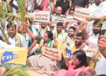 ధాన్యం కొనుగోలు చేయాలని డిమాండ్.. కవిత అరెస్ట్